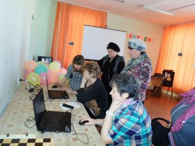 Специалисты  Наволокского комплексного центра социального обслуживания населения обучают пенсионеров Кинешемского района компьютерной грамотности