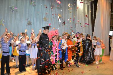 15 апреля в Наволокском ДК для детей младшего школьного возраста прошел театрализованный концерт "Музыкальная галактика" по мотивам сказки Антуана де Сент-Экзюпери "Маленький принц"